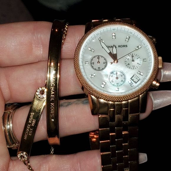 Micheal kors rose fold watch with pearl face - Picture 2 of 6